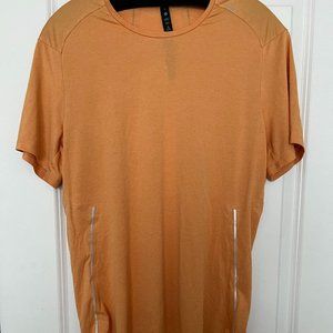 NWT LULULEMON FAST AND FREE SHORT SLEEVE SHIRT - SZ M - GREAT COLOR! SOLD OUT!